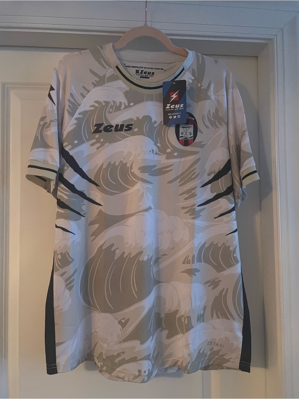 Zeus Wave-Print Italian Football Jersey in Light Gray & White